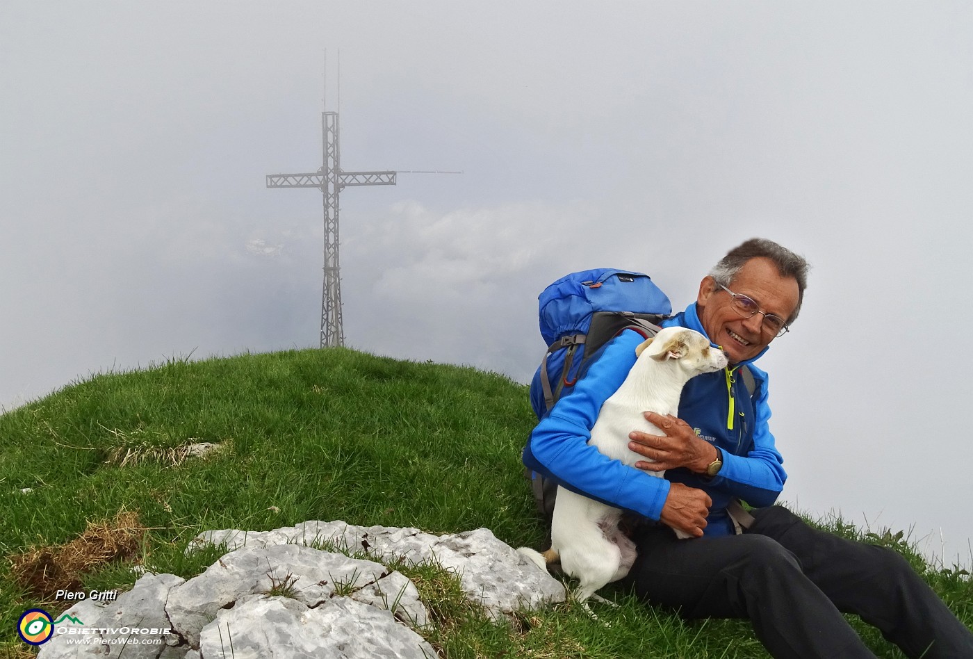 68 Con Stelina montagnina EE alla croce del Monte Secco (anticima 2217 m).JPG -                                